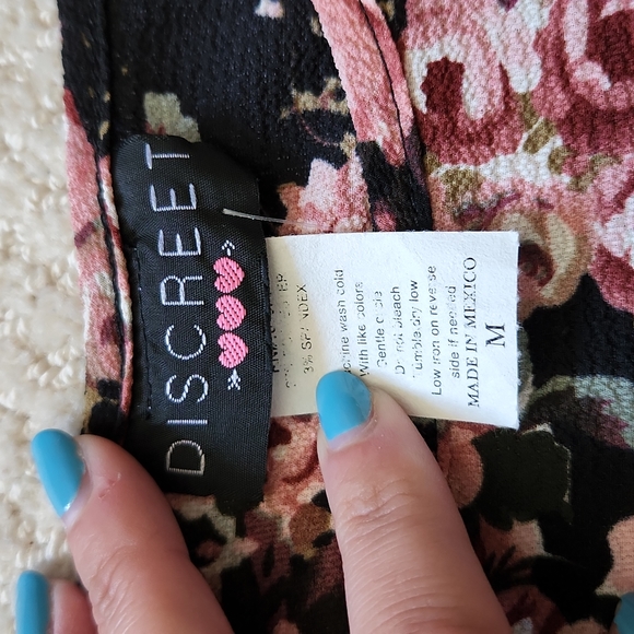 NWT Discreet Floral Top - Picture 4 of 4